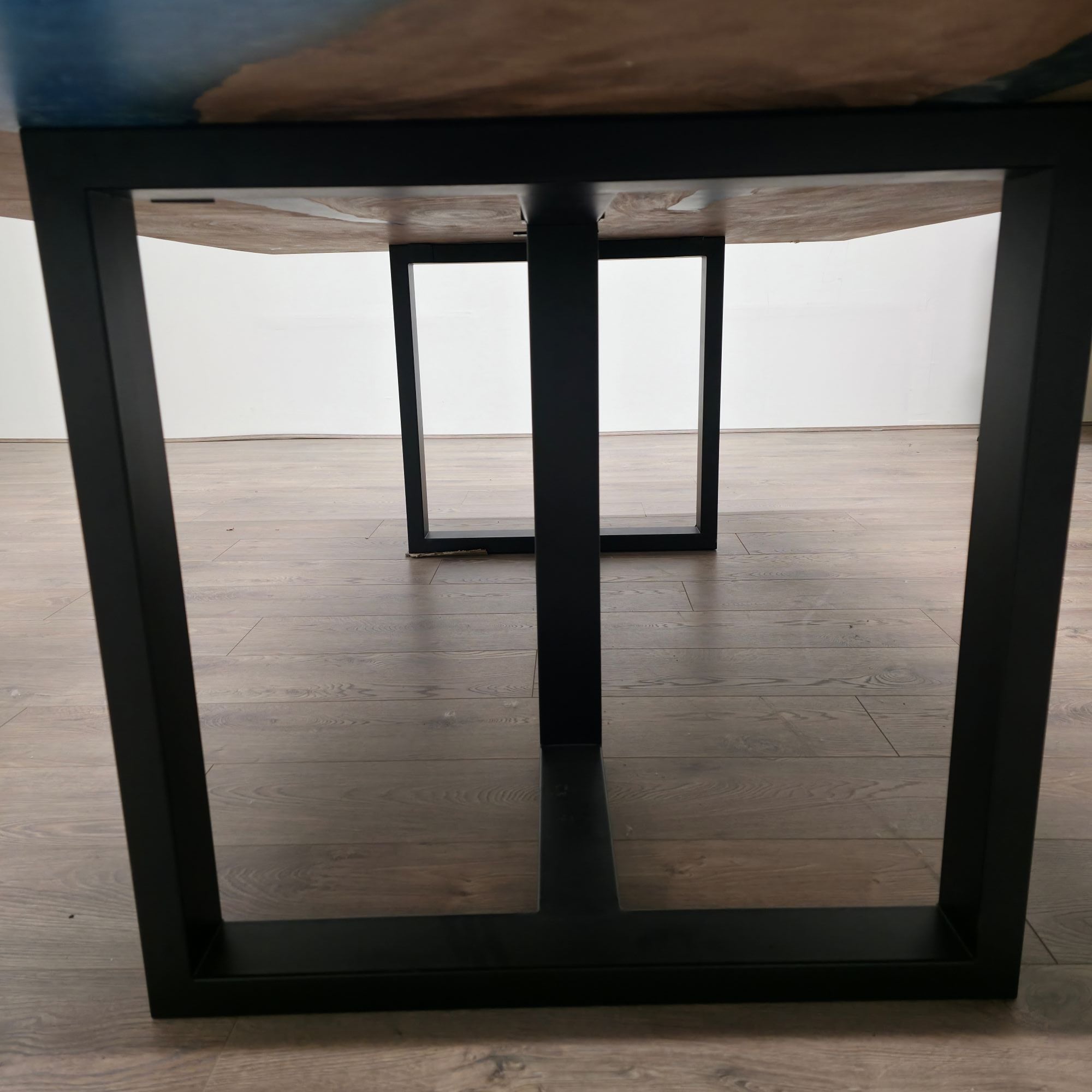 210 cm x 145 cm Blauer Esstisch aus indischem Walnussholz mit Harz und Baumkante