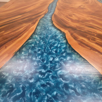 210 cm x 145 cm Blauer Esstisch aus indischem Walnussholz mit Harz und Baumkante