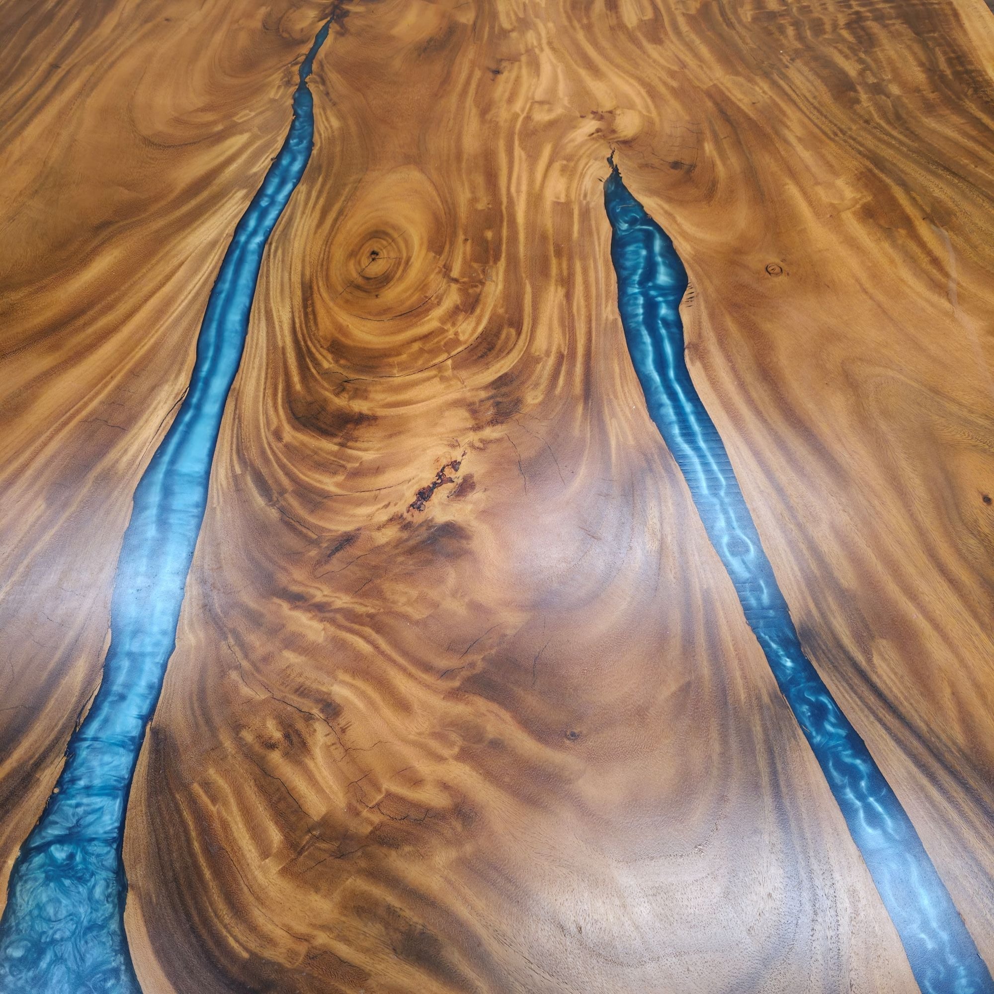 210 cm x 145 cm Blauer Esstisch aus indischem Walnussholz mit Harz und Baumkante