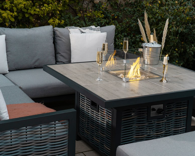 Cambridge Rattan Feuerschale Ecksofa und Bänke Gartenmöbelset